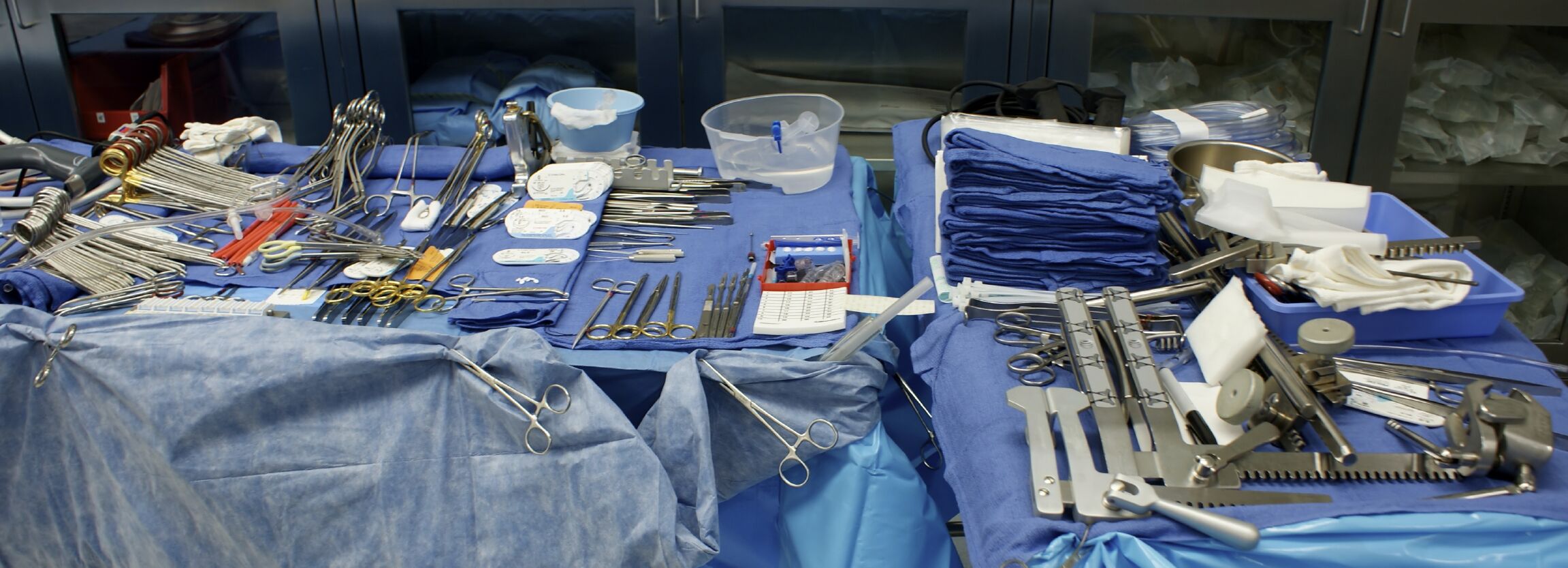 Стерильный перевязочный стол. Малый операционный стол накрытие. Стол для хирургических инструментов. Перевязочный стол с инструментами.